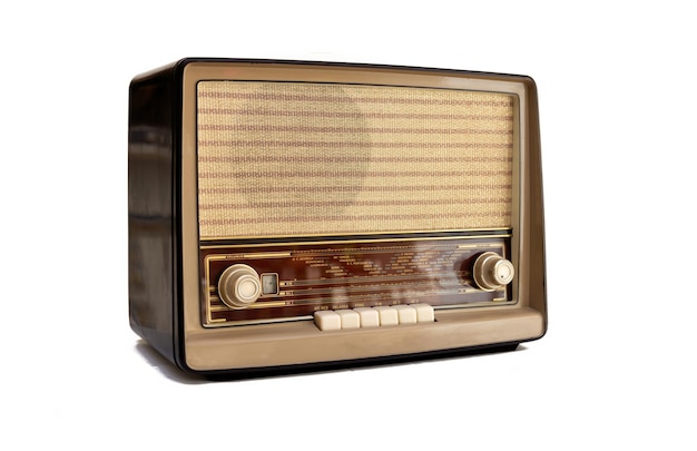 een kleine oude radio met een witte knop aan de voorkant