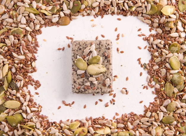 Een kleine portie halva op een wit bord naast de ingrediënten