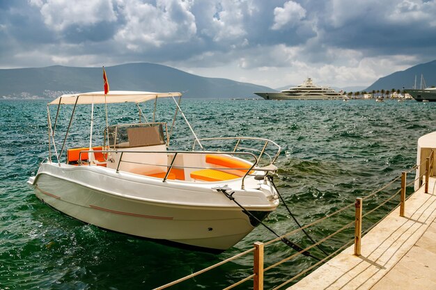 Een kleine rondvaartboot te huur in de haven van Tivat