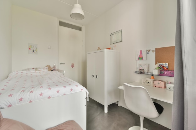 Een kleine slaapkamer met een bed en een bureau