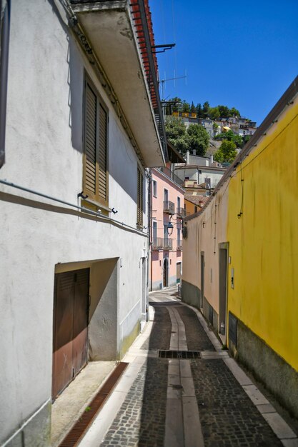 Een kleine straat tussen de oude huizen van Castelluccio Superiore, een klein stadje in Basilicata, Italië.