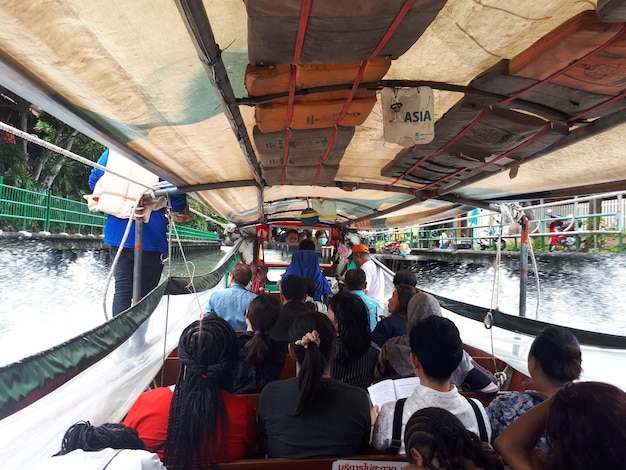 Een kleine verkeersboot in het centrum van Bangkok 24 augustus 2018 Bangkok