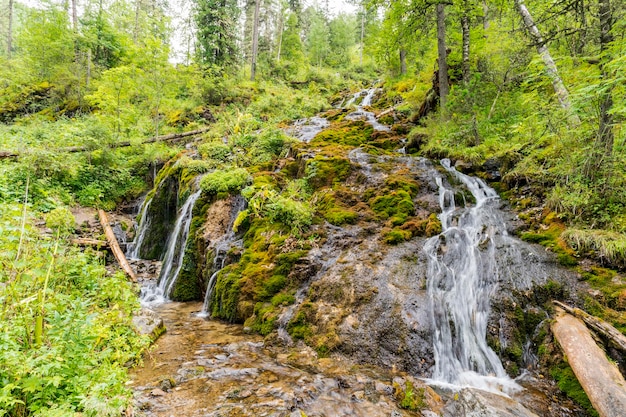 Een kleine waterval in het Altai-gebergte Siberië