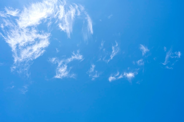 Een kleine wolk tegen de blauwe hemel.