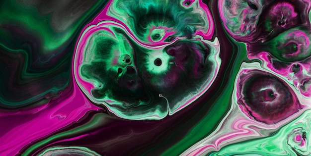 Een kleurrijk abstract schilderij met een paarse en groene achtergrond