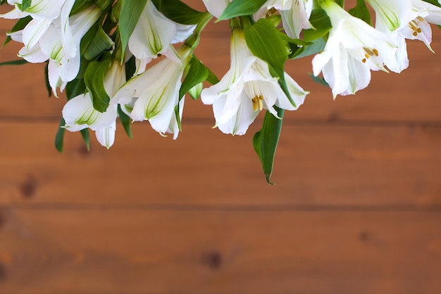 Een kleurrijk boeket alstroemeria in een transparante vaas op de vensterbank in een café Boeket alstroemeria op een zonnige dag in de zomerVaas met een boeket alstroemeria