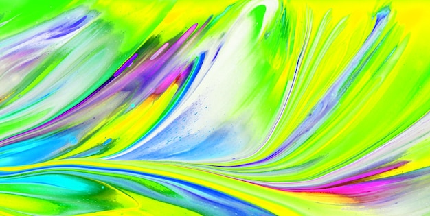Een kleurrijk schilderij met een kleurrijke achtergrond die "regenboog" zegt.