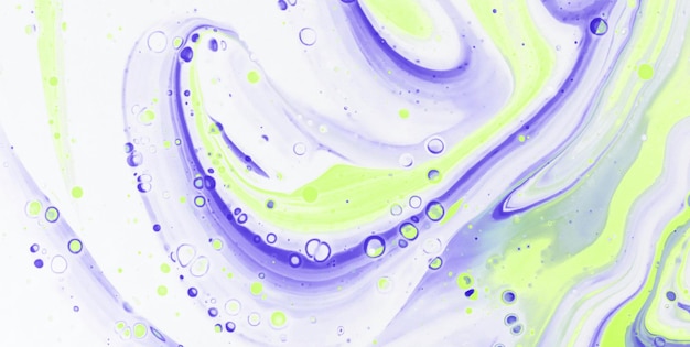Een kleurrijk schilderij met paarse en groene verf en een blauwe en gele swirl.