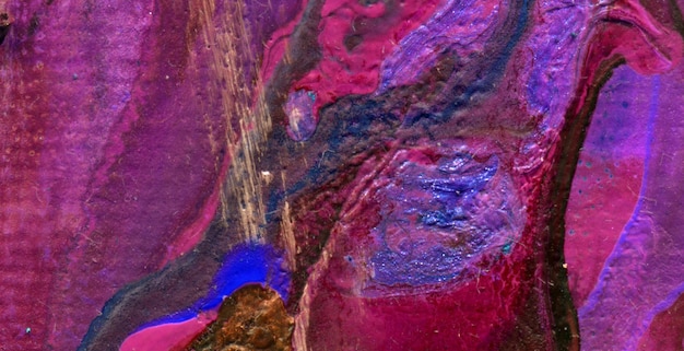 Een kleurrijk schilderij van een rots met het woord liefde erop