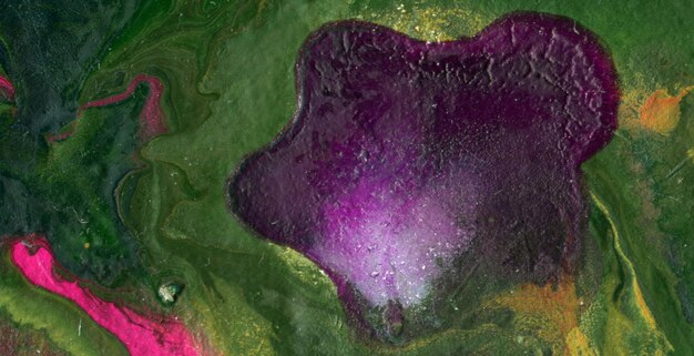 Een kleurrijk schilderij van paarse verf met het woord love erop