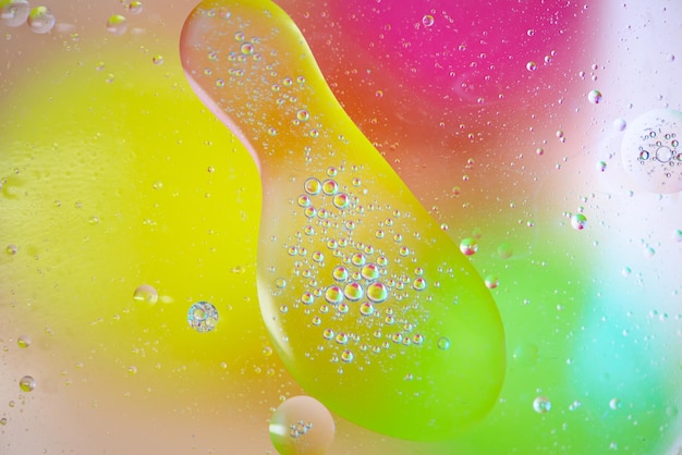 Een kleurrijke achtergrond met bubbels en waterdruppeltjes.