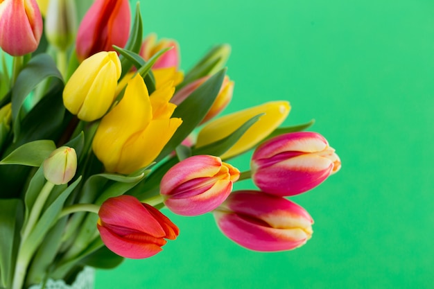 Een kleurrijke kaart van de lentegroet met bloemen