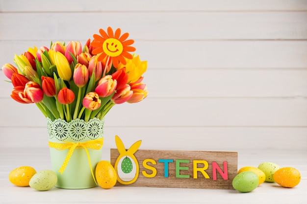 Een kleurrijke lente wenskaart met bloemen voor Pasen, Moederdag.