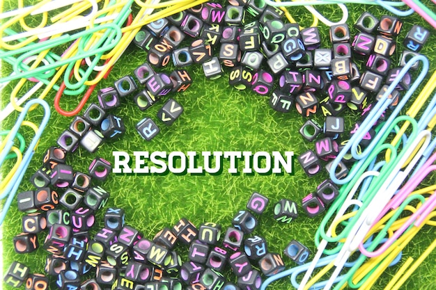 Een kleurrijke verzameling kralen met in het midden het woord resolutie.
