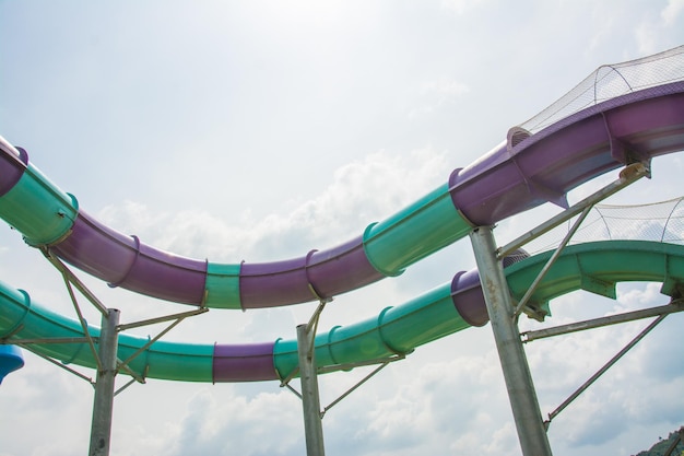 Een kleurrijke waterglijbaan in het park