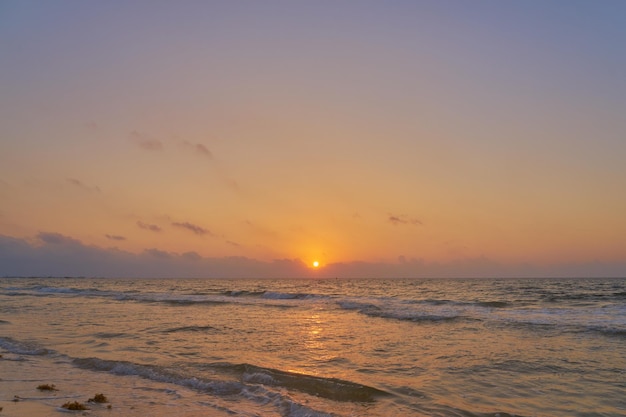 Een kleurrijke zonsopgang aan de Caribische kust aan de Mexico