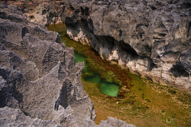 Een klif gebroken door de golf van de oceaan Natuurlijk azuur zwembad in het midden van de rots Een populaire toeristische plek op het eiland Nusa Penida in Indonesië