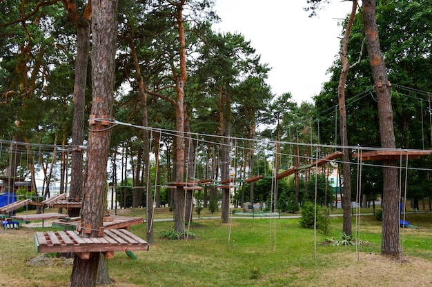 Een klimmuur trollen en een touwenpark zijn sport voor games en entertainment van planken