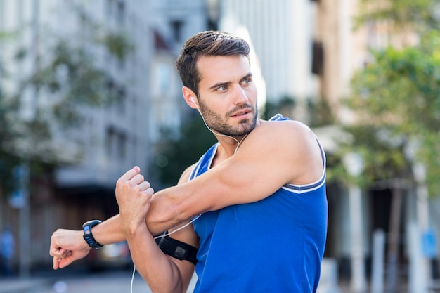 Een knappe atleet die weg eruit ziet