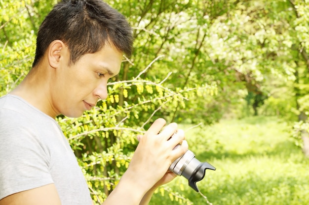 Een knappe jonge man met een camera