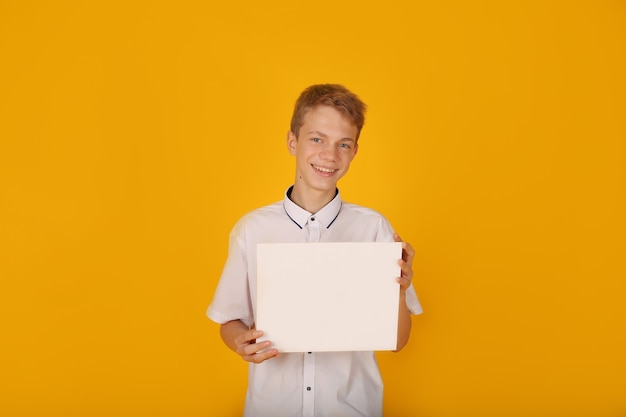 een knappe man in een wit overhemd heeft een wit vel papier gele achtergrond