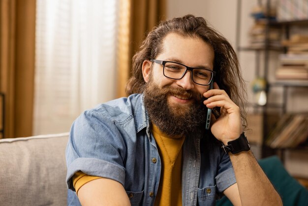 Een knappe man met een baard en een bril vertelt een vriend het verhaal van een ontmoeting met een nieuw meisje