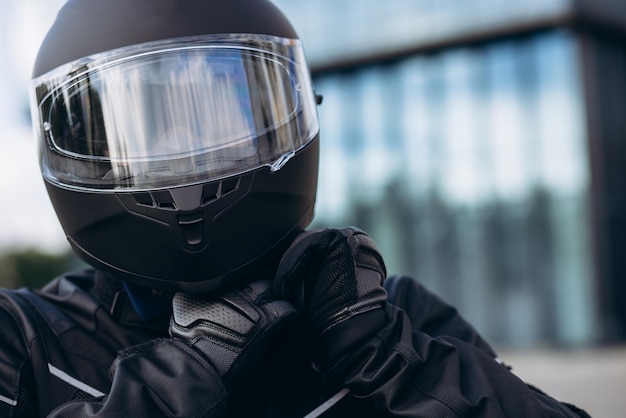 Een knappe motorrijder op zijn moto die door de stad rijdt.