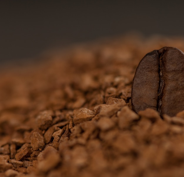 Eén koffieboon in korrelkoffie