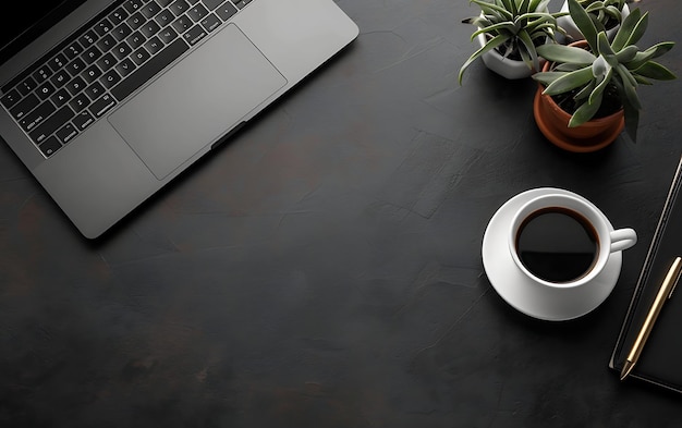 een koffiekop en een kop koffie op een tafel naast een laptop