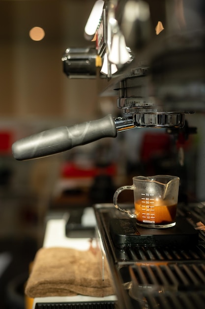 Een koffiezetapparaat met een kopje espresso erin