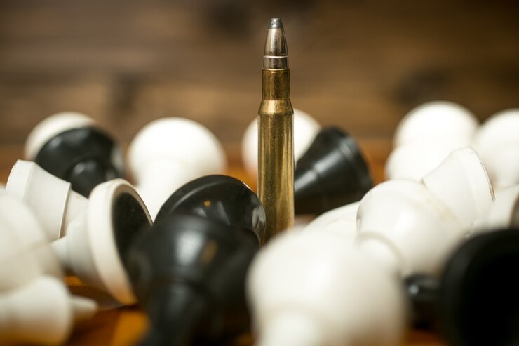 Foto een kogel tussen liggende schaakstukken. concept van militaire macht