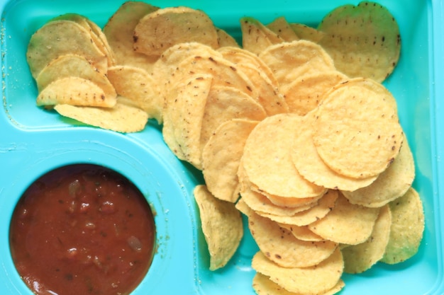 Een kom chips en salsa op tafel