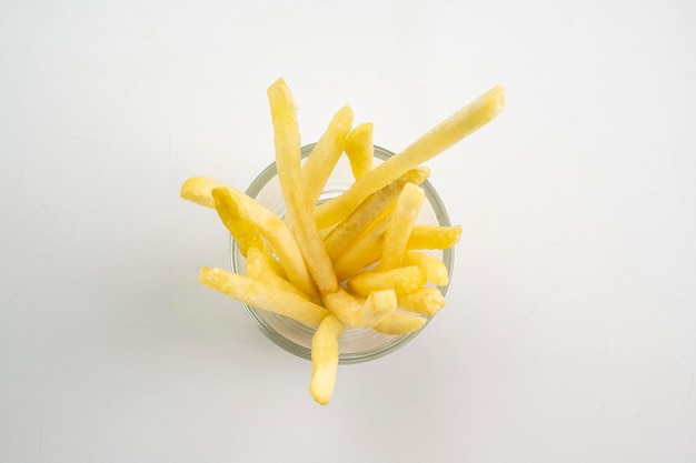 Een kom frietjes wordt in een glas getoond