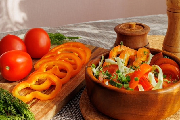 Foto een kom groenten met een kom tomaten erbij