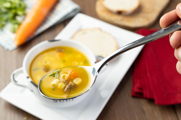 Een kom heerlijke Braziliaanse soep met rundvlees, groenten, noedels, wortelen en aardappel.