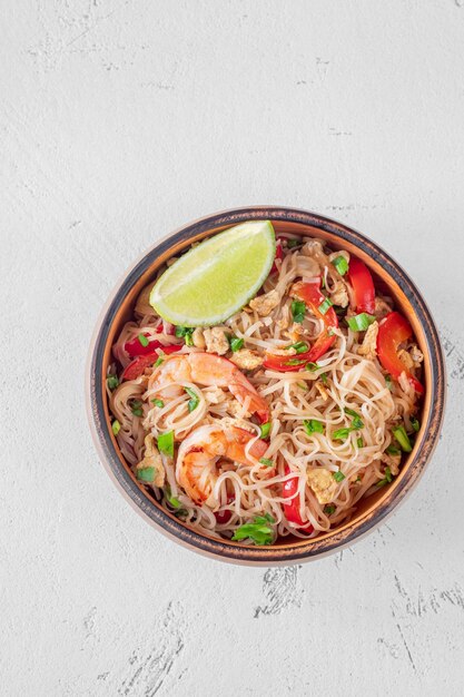 Een kom pad thai.