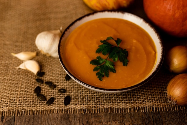 Een kom pompoensoep op de tafel Herfstgroenten Huisgemaakt eten