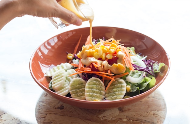 Een kom salade gezond eten op houten tafel, Thuisgemaakte gezonde voeding concept