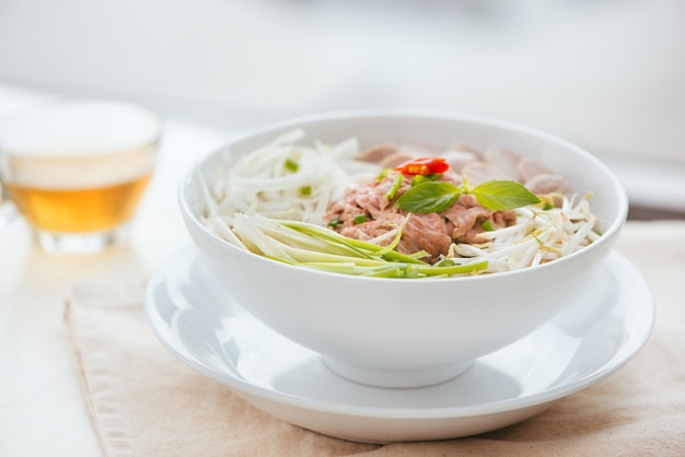 Een kom traditionele Vietnamese Pho-noodle