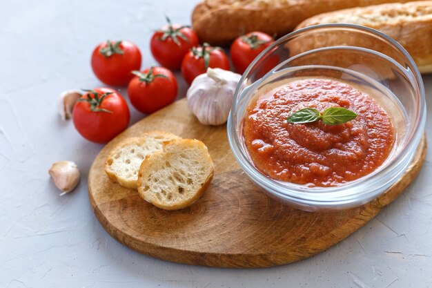 Een kom verse gazpacho. Koude tomatensoep.