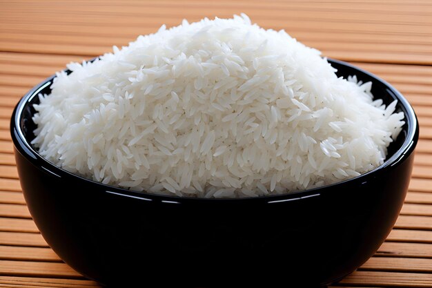 Een kom vol smaakvolle rijst met losse en glanzende korrels klaar om ieders smaakpapillen te bevredigen gegenereerd door AI