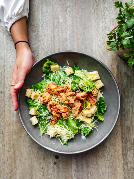 Foto een kommetje salade met kip en kaas