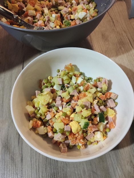 Een kooksalade op tafel in de keuken