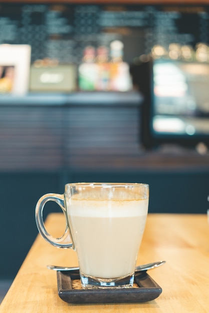 Een kop hete koffie op lijst in koffie