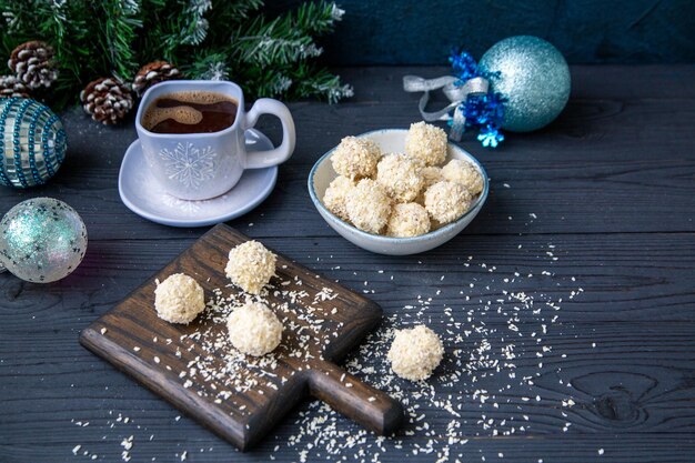 Een kop koffie en snoep op kerstavond gezellig huis zelfgemaakte snoep