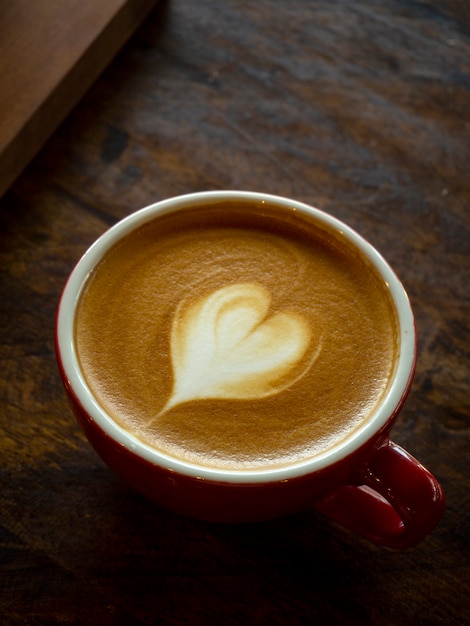 Een kop koffie met hart latte kunst