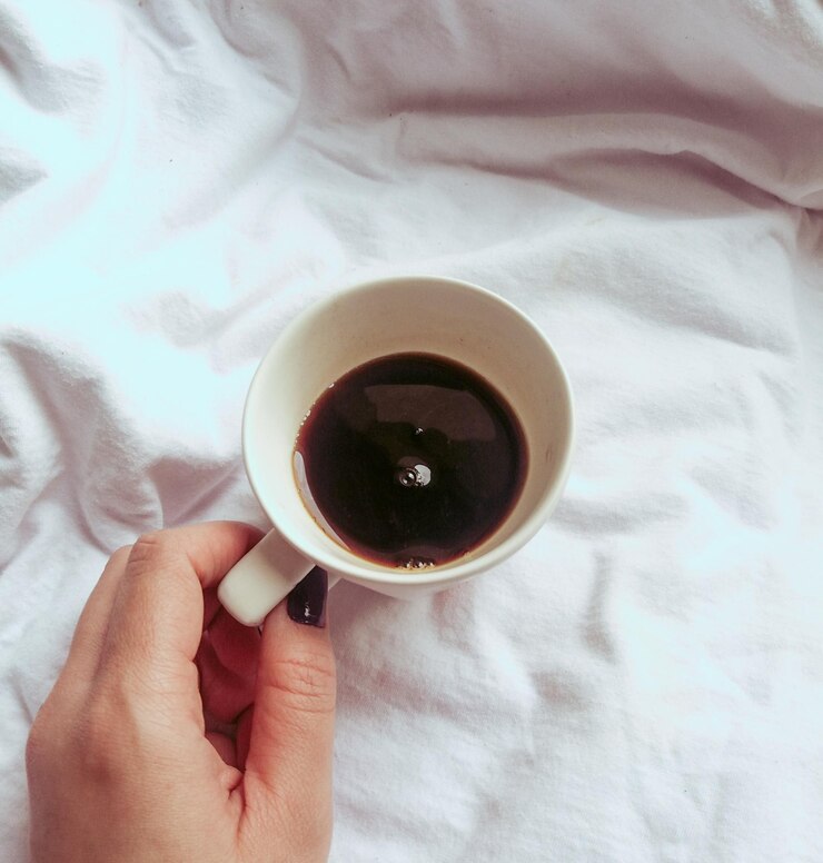 Foto een kop koffie op een witte achtergrond