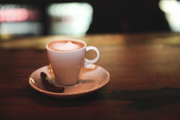 een kop koffie op tafel