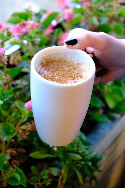 een kop koffie op tafel