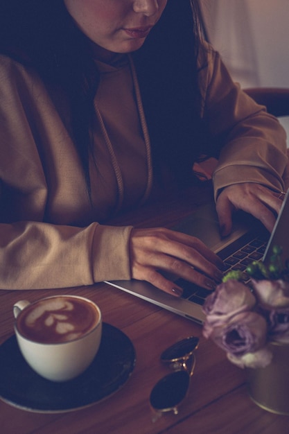 een kop koffie op tafel